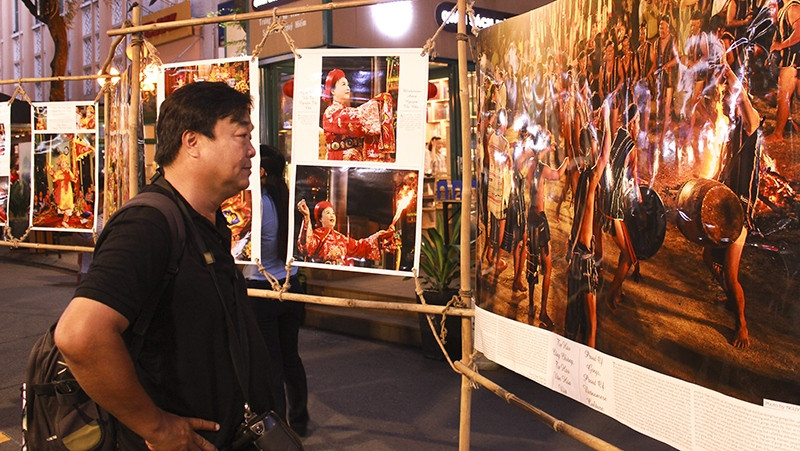  A visitor at the exhibition (Photo: sggp.org.vn)