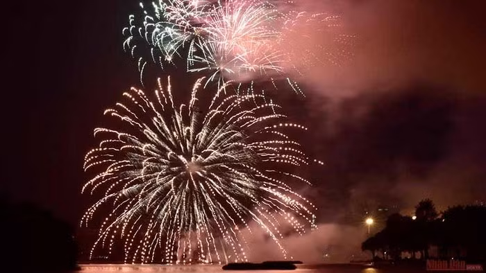 Hanoi will set off fireworks at one site only on New Year’s Eve. (Photo: NDO)