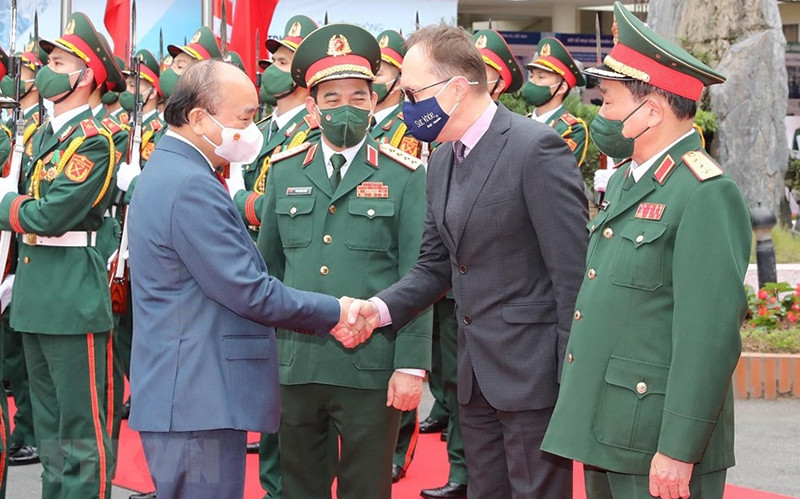 President Nguyen Xuan Phuc meets with leaders of the Vietnam-Russia Tropical Centre in Hanoi. (Photo: VNA)