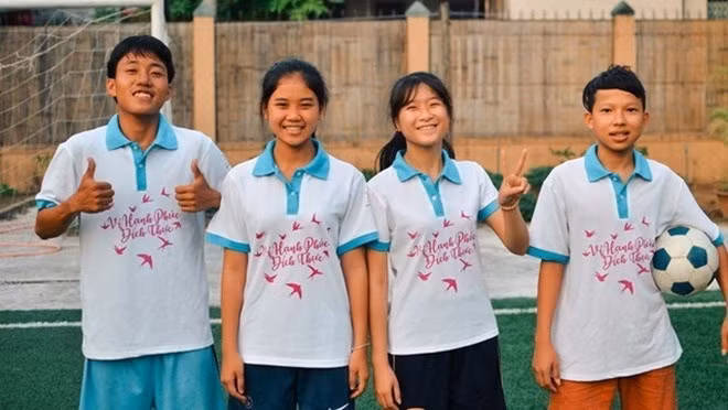 Four members of the Vietnamese team participating in FIFA’s Football for Hope Festival 2018 in Russia (Photo: VNA)