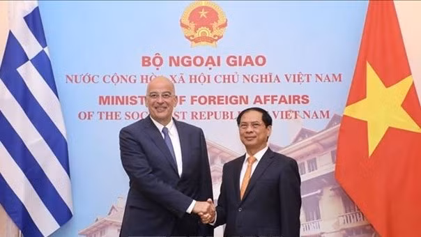 Minister of Foreign Affairs Bui Thanh Son (right) and his Greek counterpart Nikolaos Dendias (Photo: VNA)