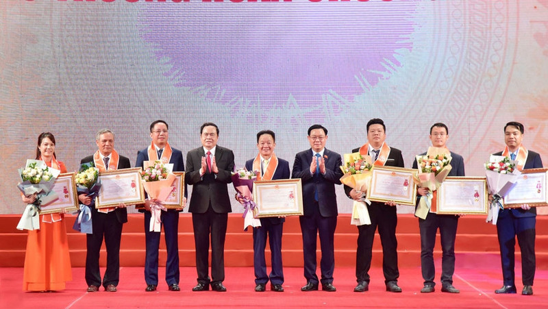 The outstanding collectives and individuals received Labour Orders. (Photo: hanoimoi)