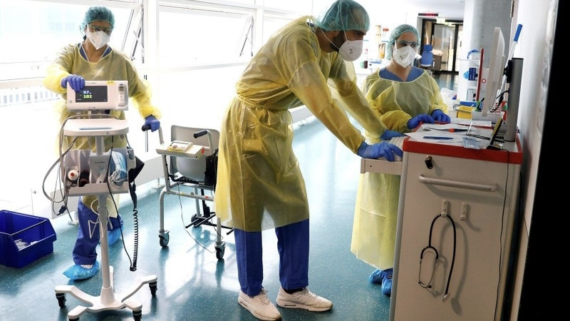 Pulmonologist Doctor Cihan Celik gathers information about a patient suffering from the COVID-19 at the COVID-19 ward at a clinic in Darmstadt, Germany, May 11, 2021. (Photo: Reuters)