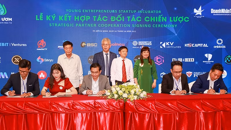 Strategic partners sign agreements to sponsor the Young Entrepreneurs Startup Incubator (Photo: NDO)