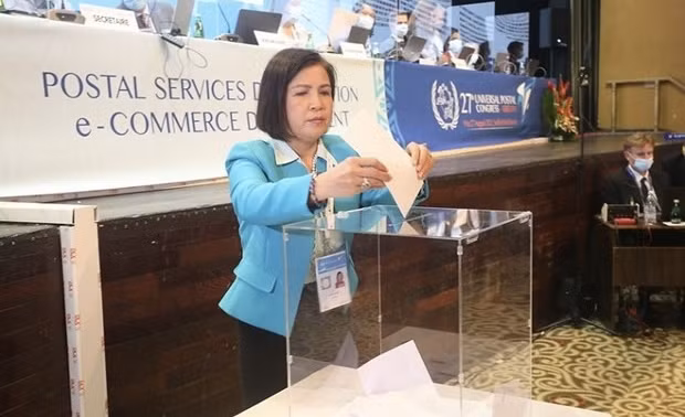 Ambassador Le Thi Tuyet Mai, Permanent Representative of Vietnam to the UN, the World Trade Organisation, and other international organisations in Geneva, casts a ballot at the congress. (Photo: mic.gov.vn) 