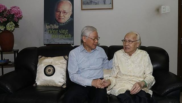 Party General Secretary and President Nguyen Phu Trong and Ngo Thi Hue, the wife of late Party chief Nguyen Van Linh (Photo: VNA)