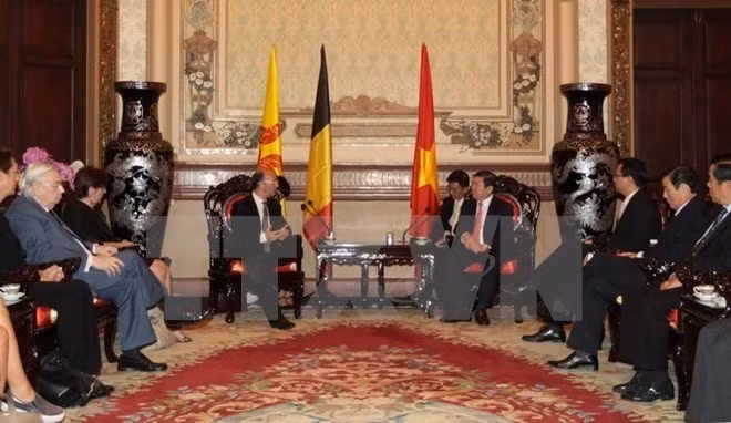 Chairman of the municipal People’s Committee Nguyen Thanh Phong (R) receivesMinister-President of the Federation Wallonie -Bruxelles Rudy Demotte (Source: VNA)