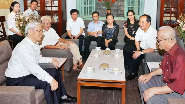 Party General Secretary Nguyen Phu Trong visits relatives of late General Secretary Le Duan. (Credit: VNA)