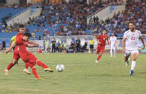 Cong Phuong skews a volley-style shot to seal the overall victory for Vietnam U23s. (Photo: vnexpress.net)