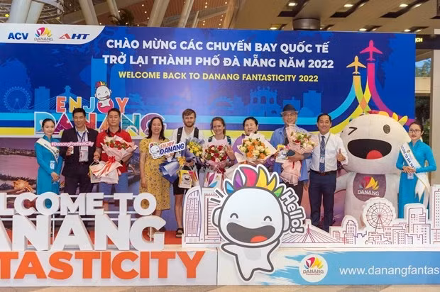 At the welcome ceremony for passengers on the flight (Photo: VNA)