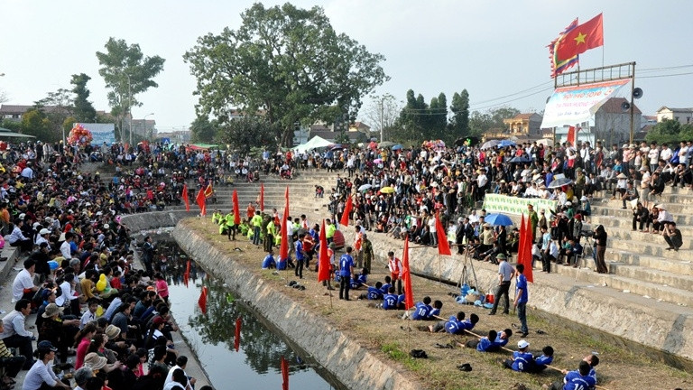 Huong Canh villagers in Binh Xuyen District, Vinh Phuc province joyfully participate in tug-of-war festival. (Photo: vietnamtourism.gov.vn)