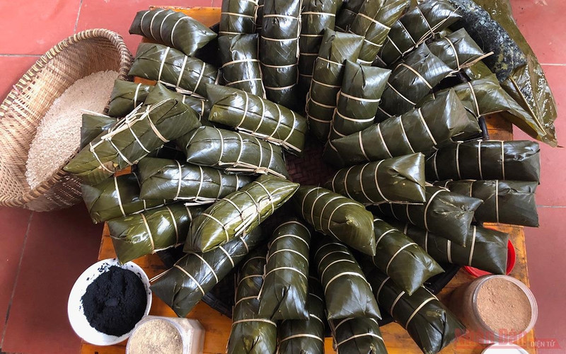 Black glutinous rice cake: A unique dish of Tay ethic people in Lao Cai