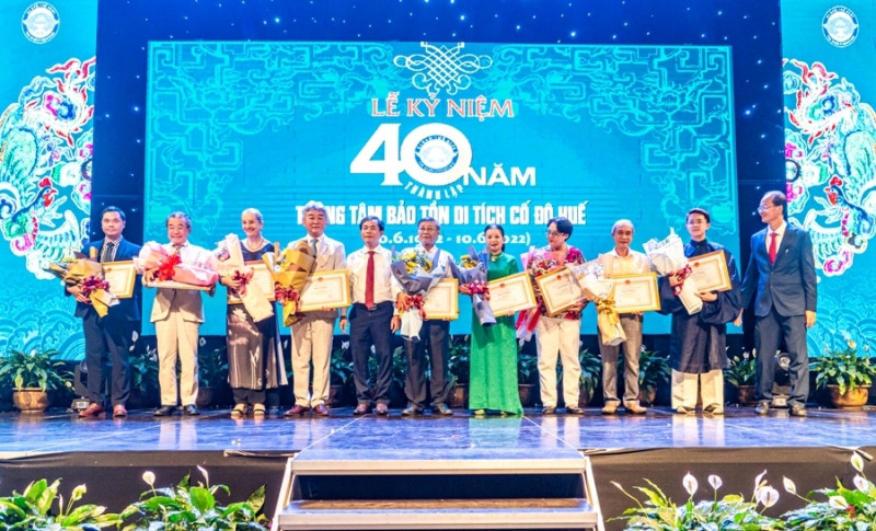 Outstanding collective and individuals receive awards at the ceremony.