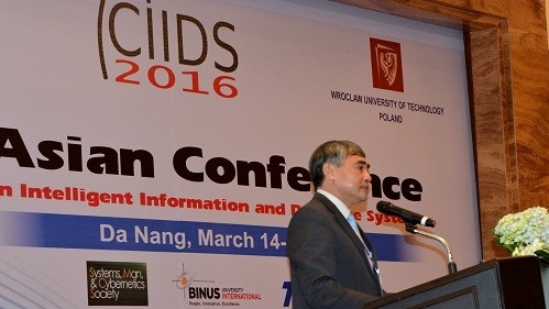 Deputy Minister of Information and Communications Nguyen Minh Hong speaking at the conference (Credit: ictnews.vn)