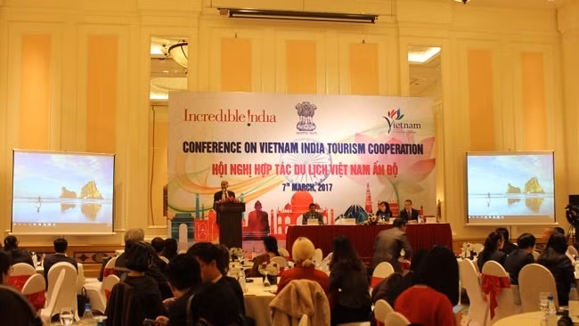 The conference gathers representatives from the Indian Embassy in Vietnam and the Vietnam National Administration of Tourism.