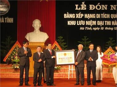 The Party Central Committee member, National Assembly Vice Chairman Uong Chu Luu presented certificate recognising the N