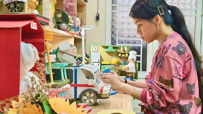 Thanh Thuong is making models of ambulances and doctors by Kami papers. (Photo: NDO)