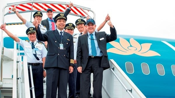 Boeing, Vietnam Airlines sign pilot-training agreement