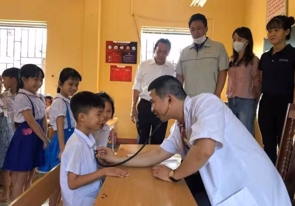 A doctor is conducting congenital heart disease screening for students of Tam Phuc Primary School in Vinh Tuong district, Vinh Phuc province. (Photo: VNA)