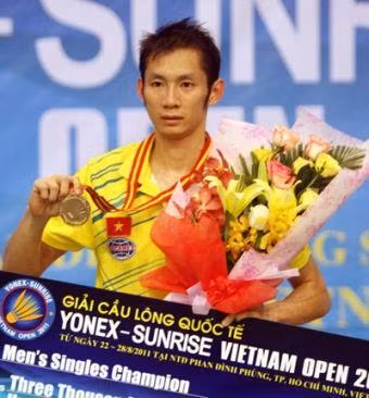 Men’s singles champion Nguyen Tien Minh