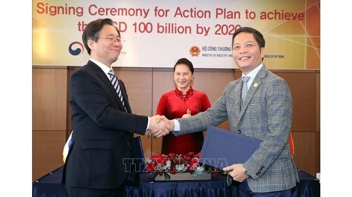 The signing ceremony witnessed by National Assembly Chairwoman Nguyen Thi Kim Ngan. (Photo: VNA)
