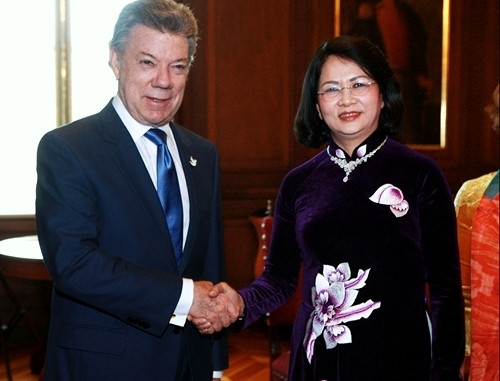 Colombian President Juan Manuel Santos receives Vietnamese Vice President Dang Thi Ngoc Thinh in Bogota on July 14. (Credit: VNA)