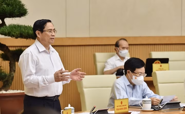 Prime Minister Pham Minh Chinh speaks at the regular cabinet meeting on July 1. (Photo: VGP)
