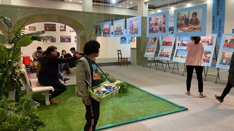 At the exhibition (Photo: tuoitrethudo.com.vn)