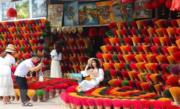 Visitors to Thuy Xuan village, Hue city. (Photo: VNA)