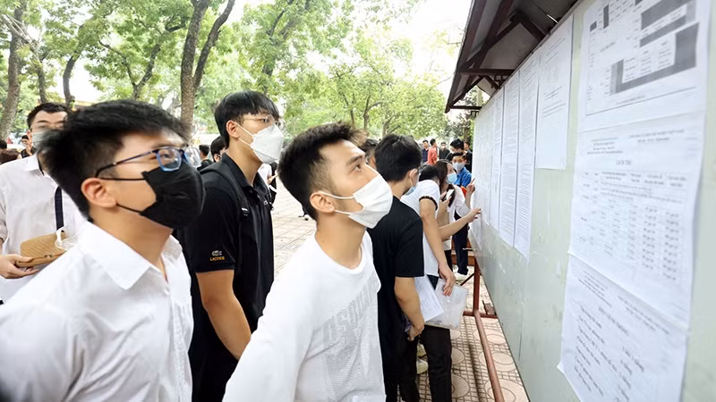 Candidates see exam information at the test site at Phan Dinh Phung High School, Hanoi. (Photo: VIET CHUNG)