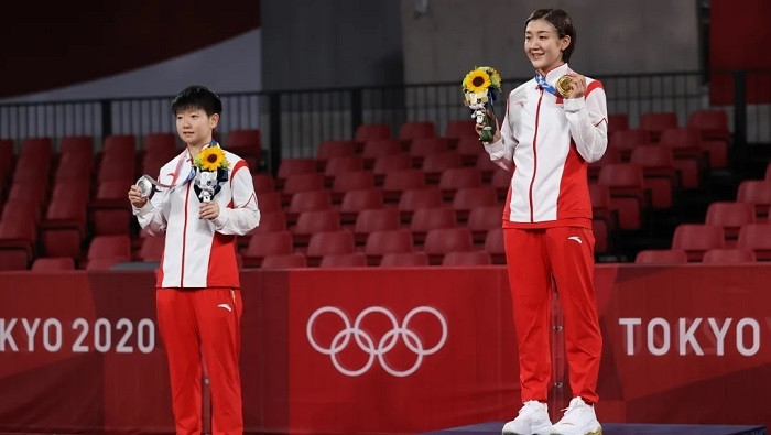 Sun Yingsha (L) and Chen Meng (R) of Team China, and Ito Mima of Team Japan pose for photographs during the medal ceremony of the Women's Singles table tennis on day six of the Tokyo 2020 Olympic Games at Tokyo Metropolitan Gymnasium on July 29, 2021 in Tokyo, Japan. (Photo: Getty Images)