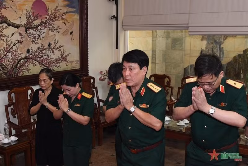 General Luong Cuong and the delegation offered incense in memory of the late Party General Secretary Le Kha Phieu. (Photo: qdnd.vn)