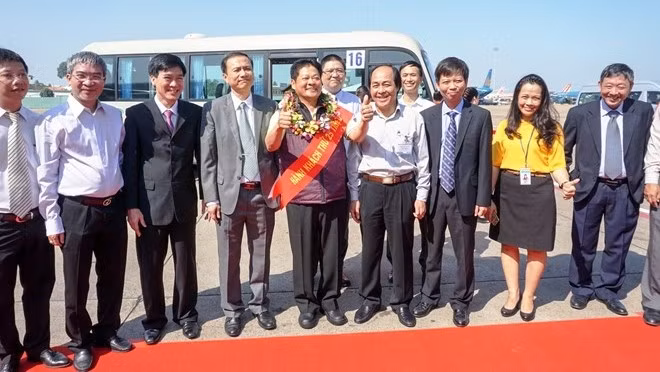 Tan Son Nhat Airport's 25 millionth passenger Chen Chen Ho