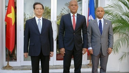 Prime Minister Nguyen Tan Dung (L), Haitian President Michel Martelly (C) and Haitian Prime Minister Laurent Lamothe (Source: VGP).
