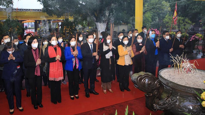 Delegates offer incense at the Trung sisters' Temple (Photo: NDO/Pham Hung)