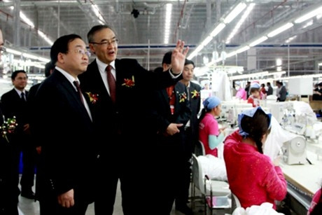 Deputy PM Hoang Trung Hai inspects the production line of the factory (Source: VGP)