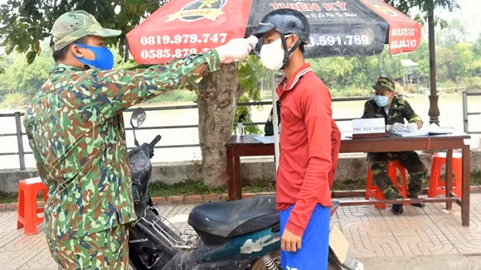 Functional forces in Dong Thap Province actively preventing illegal immigrants from crossing the border in an attempt to prevent the COVID-19 pandemic from penetrating Vietnam. (Photo: NDO/Huu Nghia)