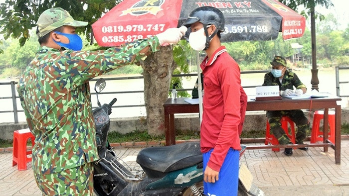 Functional forces in Dong Thap Province actively preventing illegal immigrants from crossing the border in an attempt to prevent the COVID-19 pandemic from penetrating Vietnam. (Photo: NDO/Huu Nghia)