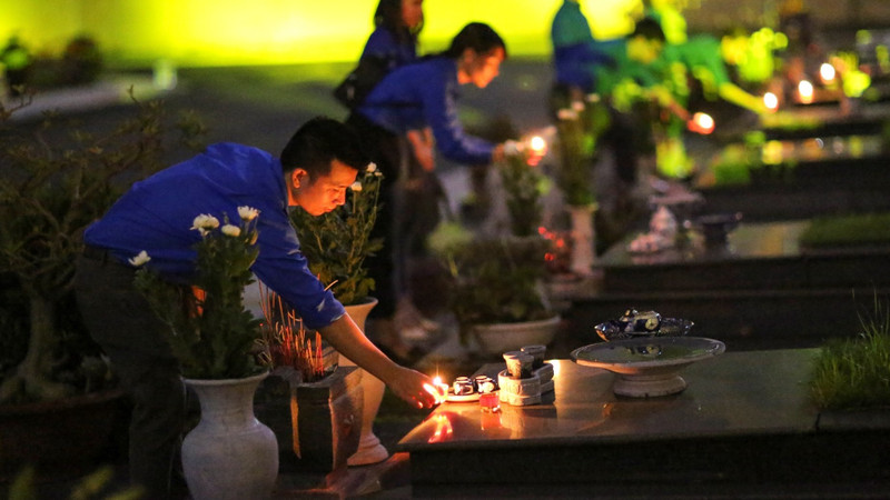 Young people pay tribute to fallen soldiers. (Photo: VNA)