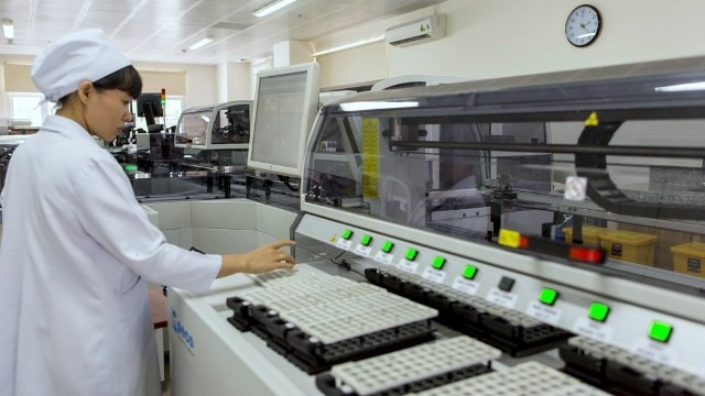 The modern automated testing system installed at Cho Ray Hospital. (Credit: thanhnien.vn)