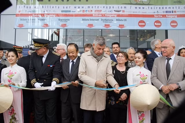 Vietnamese Ambassador to France Nguyen Thiep (third from left) and French local leaders cut the ribbon to launch the Metz International Fair 2019.