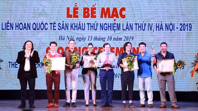 Gold medals were presented to the four best plays. (Photo: VOV)