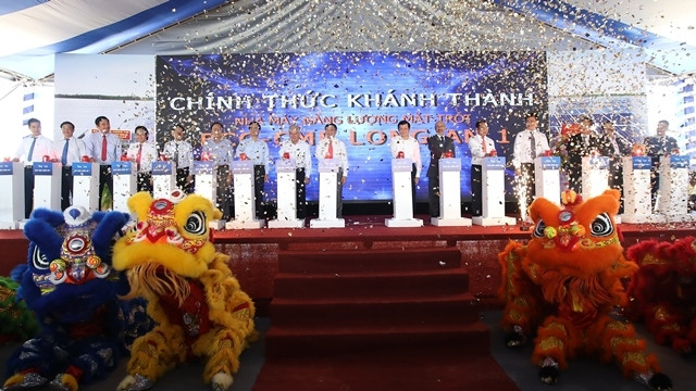 Delegates press the button to inaugurate the BCG-CME Long An 1 solar plant in Thanh Hoa district, Long An province on June 23.