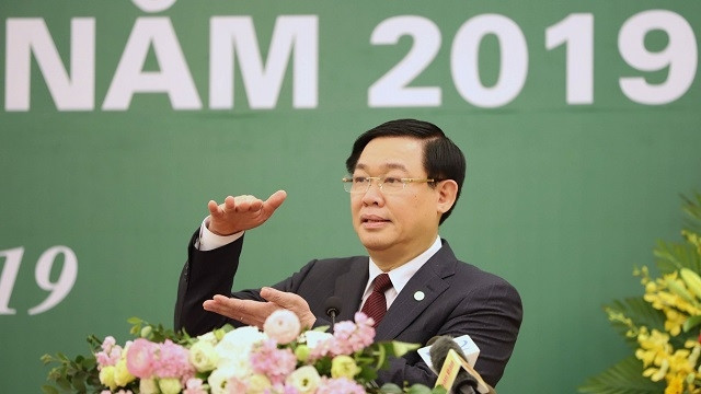 Deputy PM Vuong Dinh Hue speaks at the conference. (Photo: VGP)