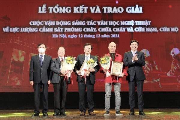 Winners of writing contest on police force for fire prevention, fighting and rescue honoured 