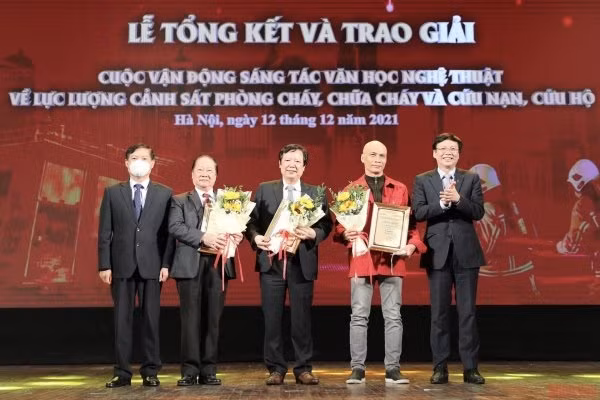 Winners of writing contest on police force for fire prevention, fighting and rescue honoured 