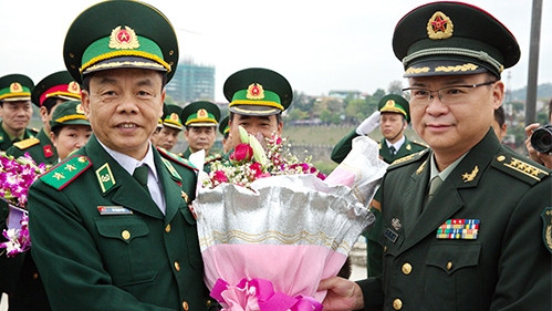 Lieutenant General Vo Trong Viet (left) is greeted by a Chinese military officer. (Credit: qdnd.vn)