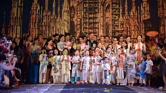 Professional and amateur models gather together for a photo at the fashion show 