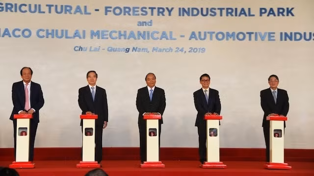 PM Nguyen Xuan Phuc (C) at the ground breaking ceremony for Chu Lai agro-forestry industrial park. (Photo: NDO/Tan Nguyen)