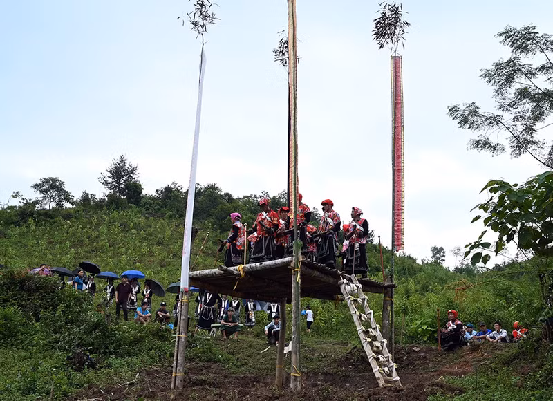 The 12-lamp level ritual including many important steps, taking place in five days four nights. After this ceremony, the man involved will be given 12 lights.